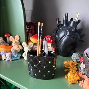 bLck ceramic vase / pencil / toothbrush holder
